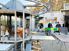 仔豚の丸焼きは屋外の風物詩